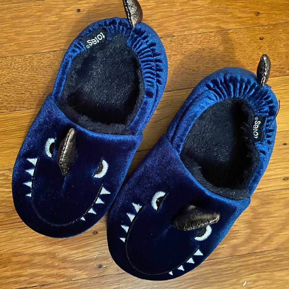NWOT - totes Toasties Kids Shark Slippers